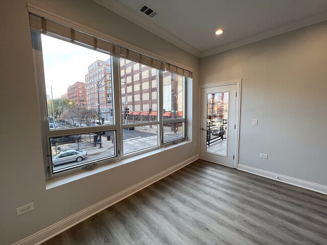 Building Photo - 1002 W Van Buren St