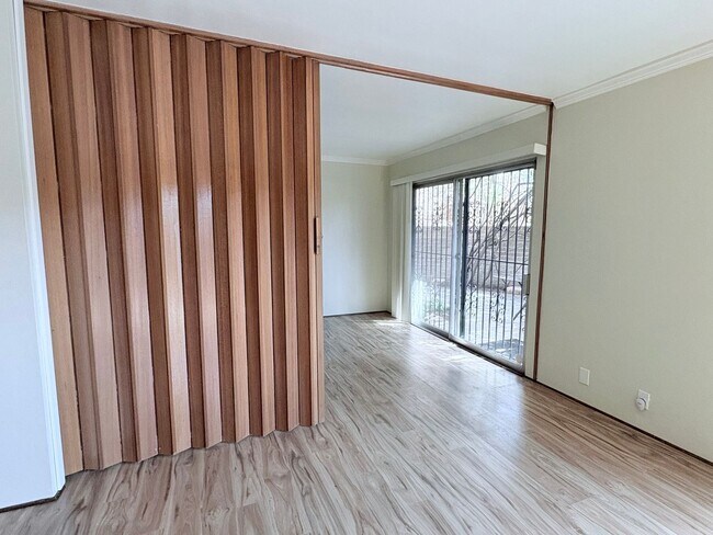 Building Photo - Lovely 2 Bedroom and 2 Bathroom Condo w/ Den! Lots of Space! *SPECIAL OFFER 2 Weeks Free Rent*