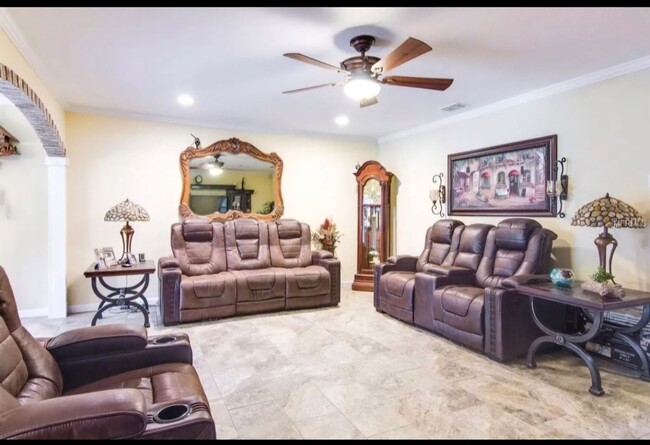 Building Photo - Charming 3BR 2.5 bath Townhome in heat of ...