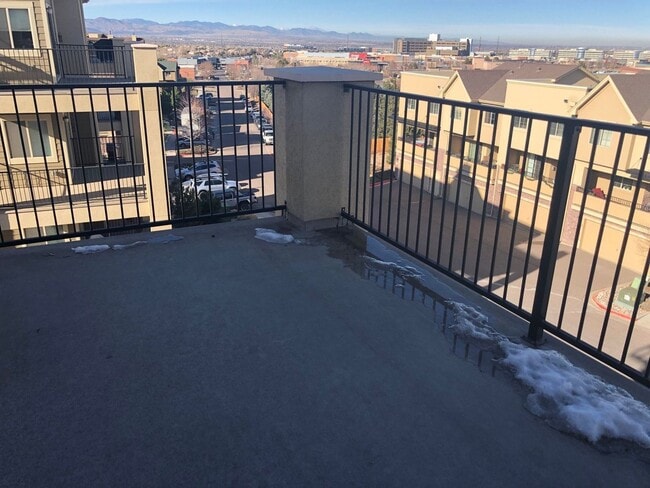 Building Photo - Stunning Clocktower Penthouse Condo with mountain views!