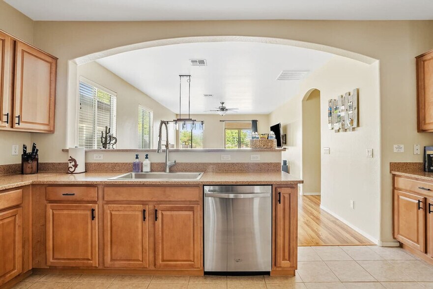 Building Photo - 488 E Diamond Trail