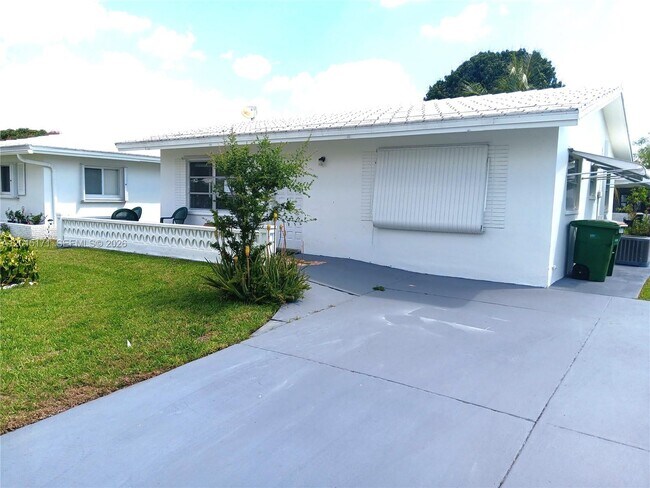 Building Photo - 7004 NW 67th Ave