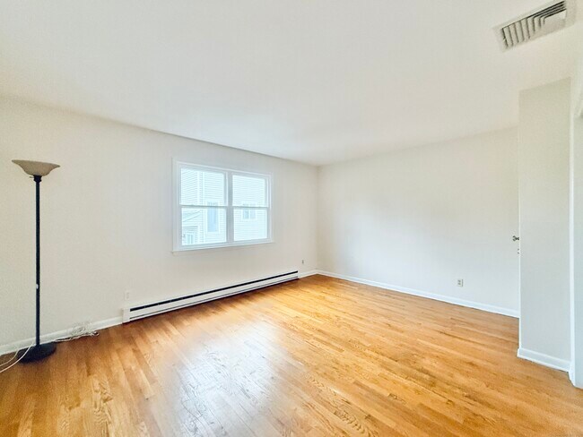 Building Photo - 162 Seaside Ave