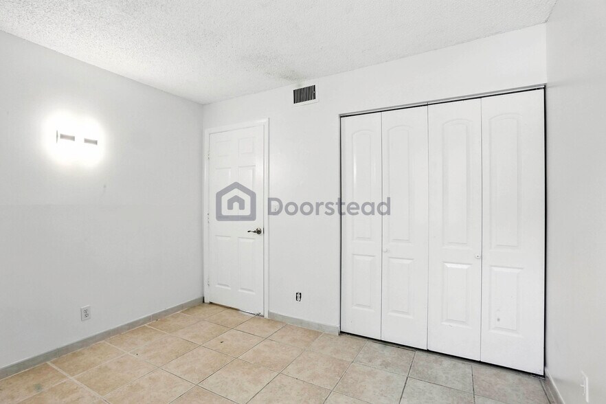 Building Photo - 3050 Norwood Pl