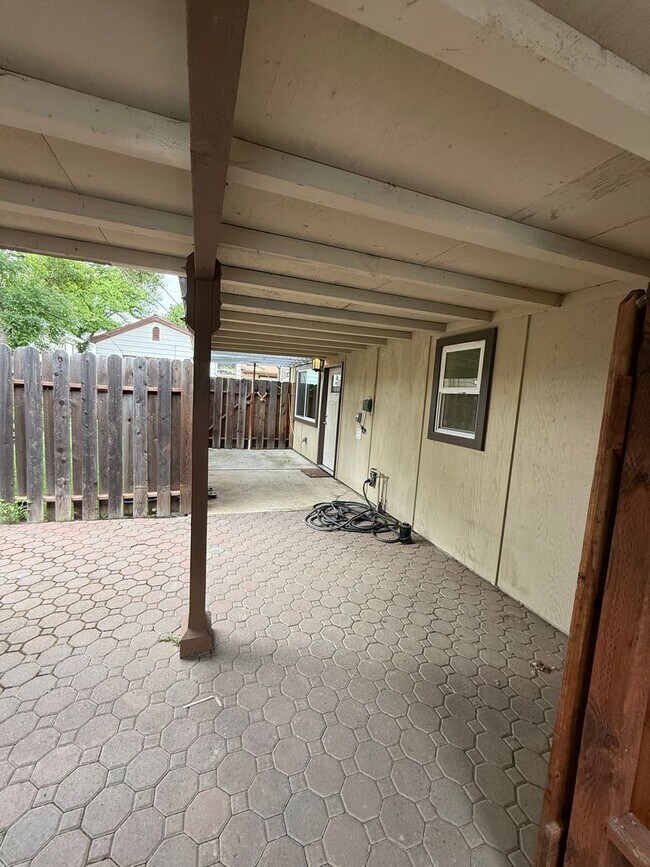 Building Photo - QUAINT ADU