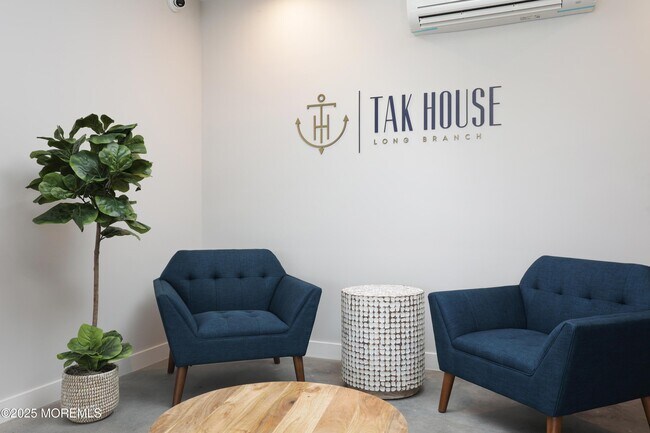 Building Photo - 6 West End Ct