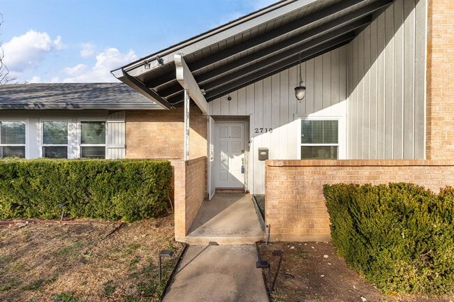 Building Photo - 2710 Thrushwood Dr