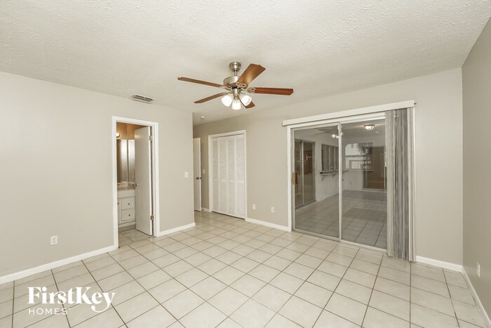Building Photo - 734 SW Avens St