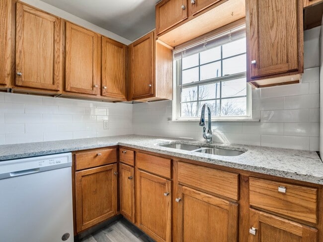 Building Photo - 2 Bedroom, 1 Bath Home in Shawnee!