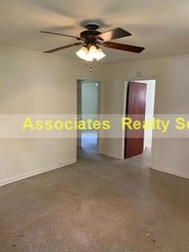 Building Photo - Hide Away in the City