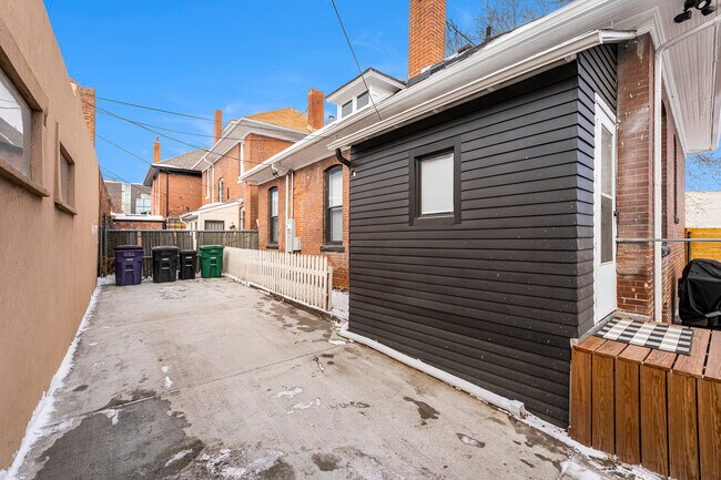 Building Photo - 832 26th St