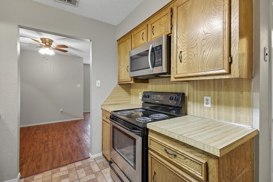 Building Photo - 4934 Greenslope Dr
