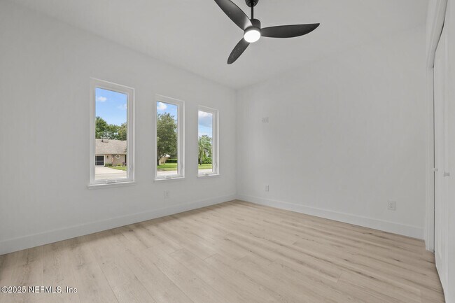 Building Photo - 213 Deportivo Dr