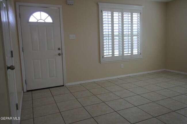 Building Photo - 9145 Begonia Pl