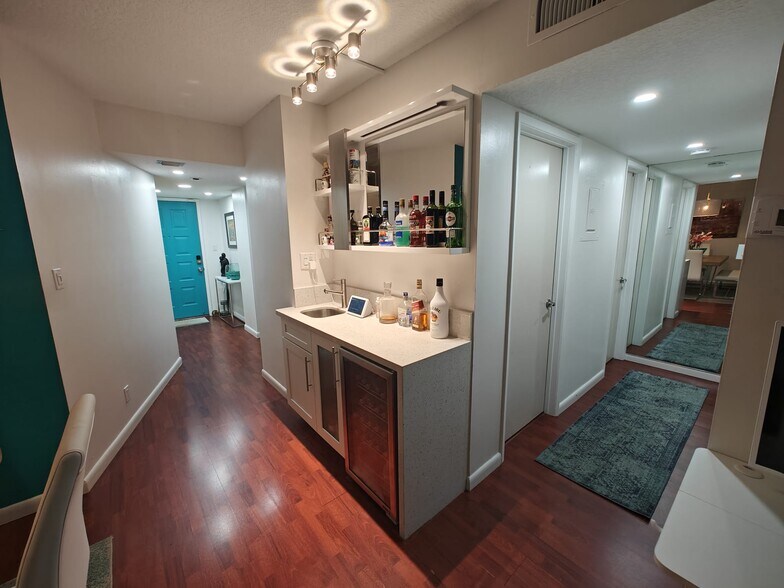 Building Photo - 2208 S Cypress Bend Dr