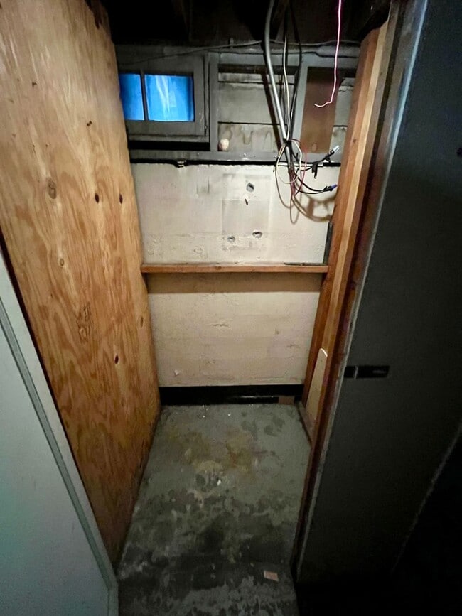 Building Photo - Affordable Nob Hill Studio Condo at Patricia Court – Walk to NW 23rd - Rent covers water, sewer, ...