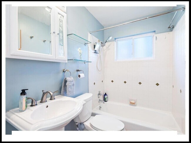 Building Photo - 112 E Lawson St