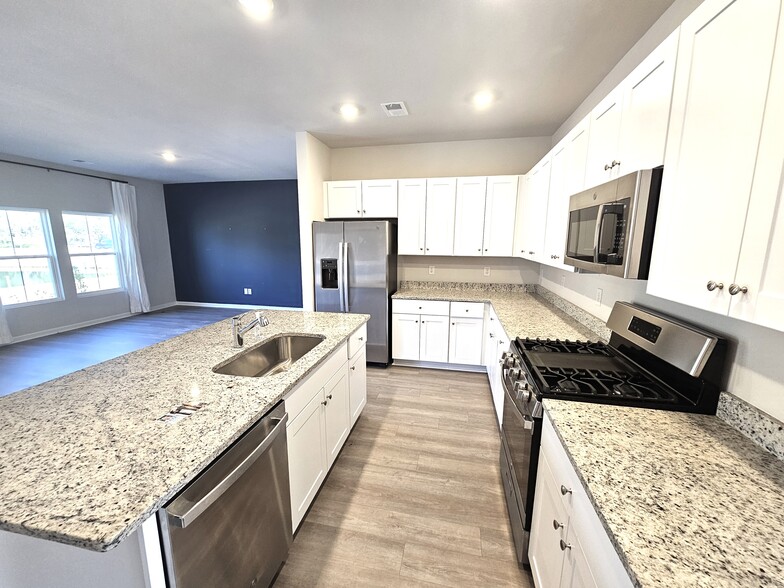 Building Photo - 108 Saddle St