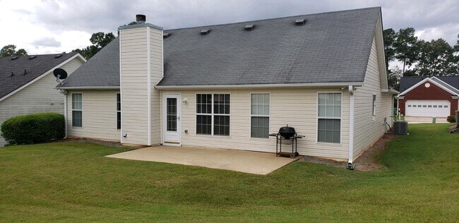 Building Photo - 2500 Hillvale Cir