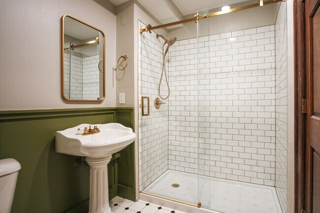 Building Photo - Beautiful 2 Bedroom Renovated Apartment Wa...