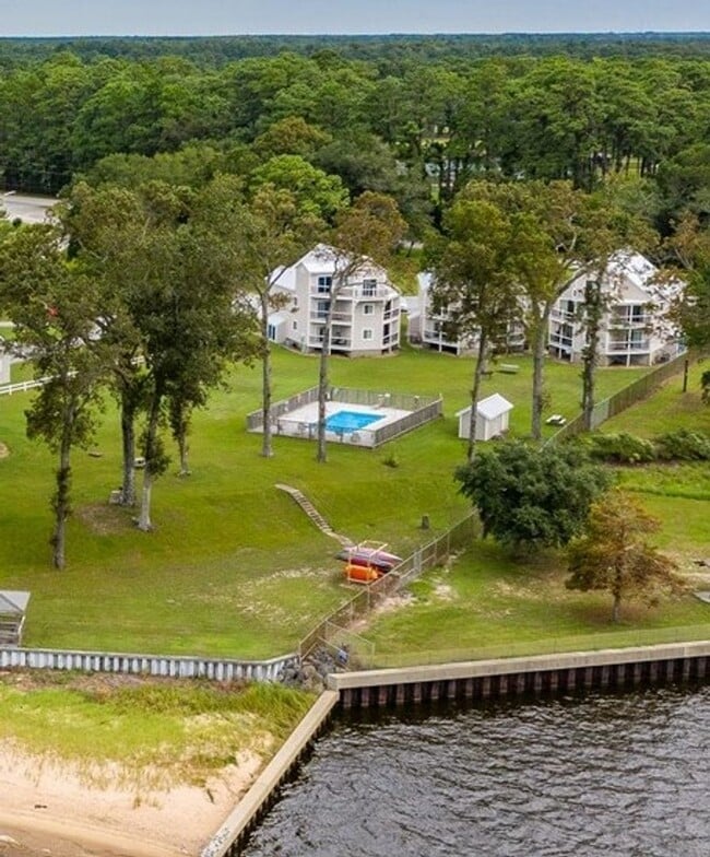 Building Photo - Adorable Waterfront Condo