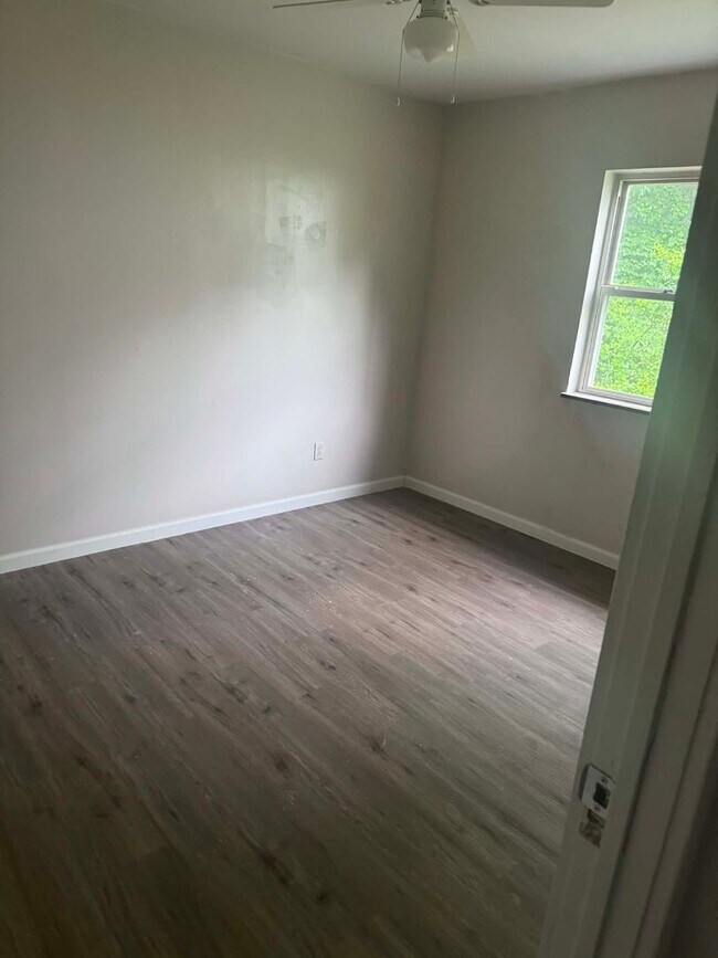 Building Photo - Oak Ridge 37830 - 4 bedroom 2 bath home - Contact Shannon Russell or Lisa Vineyard 865-216-9334