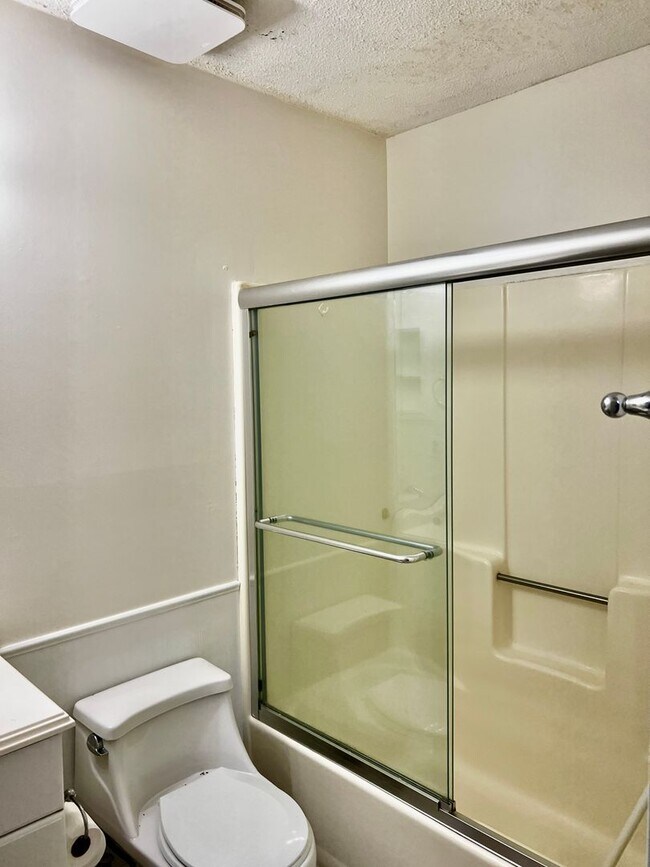 Building Photo - Charming 3-Bedroom, 2-Bathroom Home with Sunroom & Flex Room