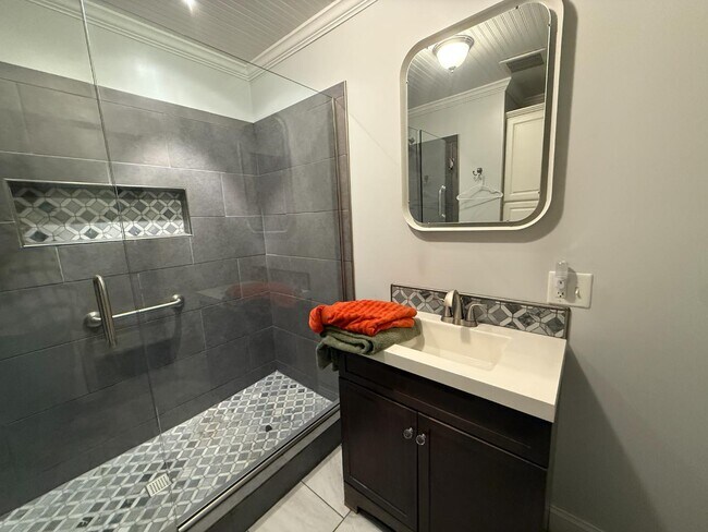 Building Photo - 146 E Park Dr