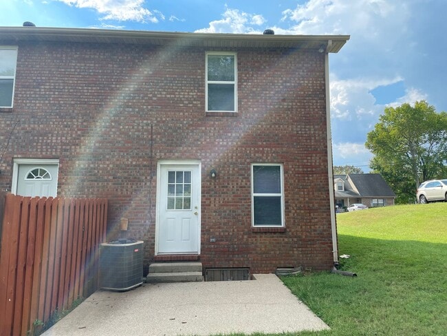 Building Photo - Cozy Townhome