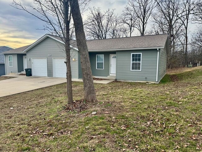 Building Photo - 3 Bedroom 2 bath duplex