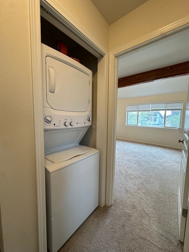 Building Photo - 25 SW Roosevelt Ave