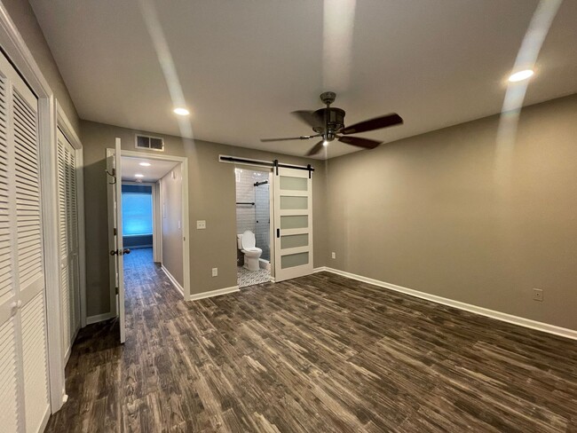 Building Photo - Beautifully renovated 2/2 in Bellevue! **M...