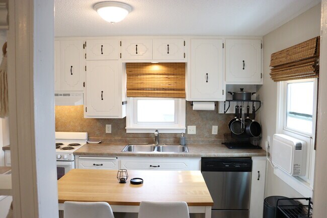 Building Photo - 946 32nd Ave N