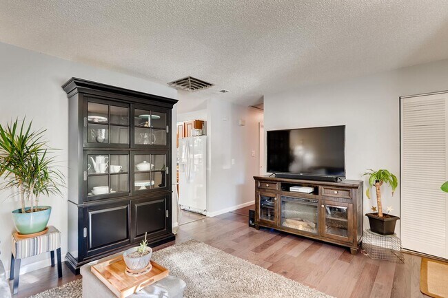 Building Photo - Bright & Cozy 3-Bedroom in the Heart of Longmont!