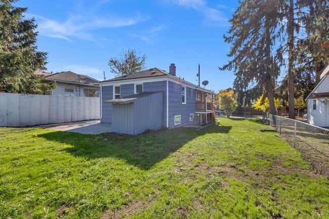Building Photo - Two Bed 2 Bath Single Family Home Close to...