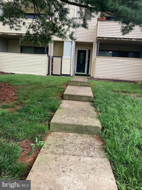 Building Photo - 8718 Village Square Dr