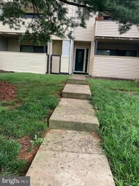 Building Photo - 8718 Village Square Dr