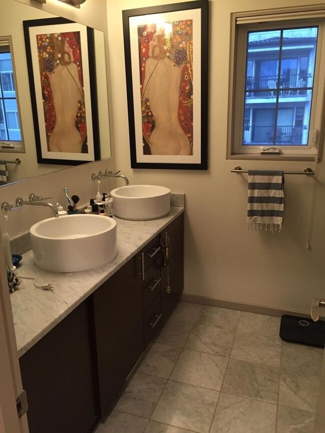 Building Photo - 2Bd/1Ba Seattle Home