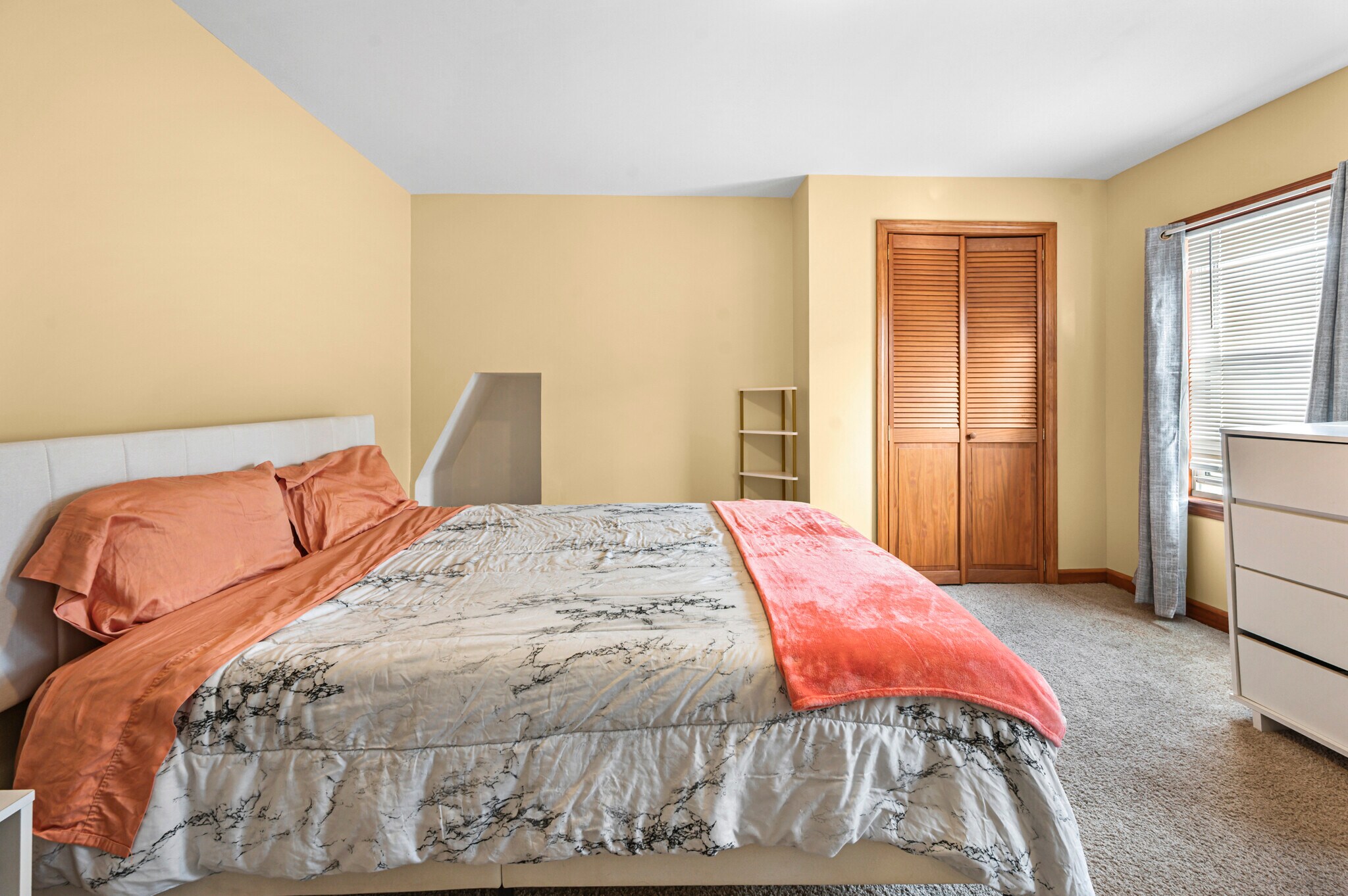 Building Photo - 50 Temple St