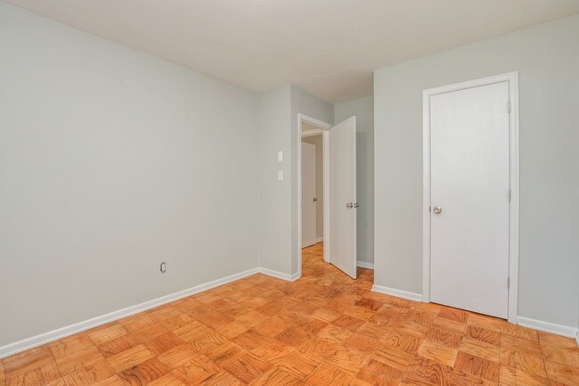 Building Photo - 9333 Chelsea Ave