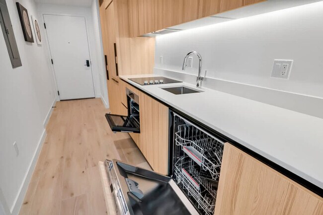 Building Photo - 225 N Miami Ave