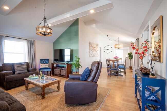 Building Photo - 29 Quintard Terrace