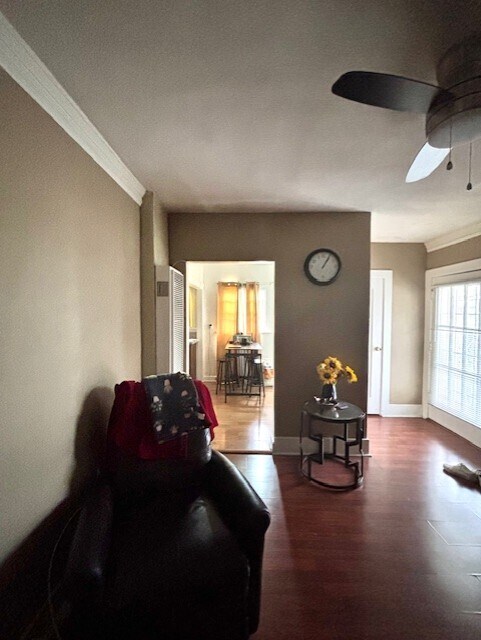 Building Photo - 909 W 1st St