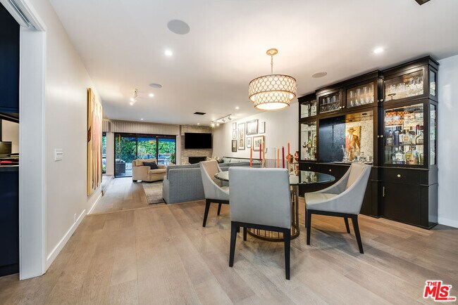 Building Photo - 4635 N Clybourn Ave