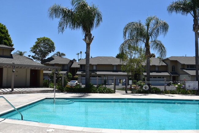 Building Photo - 3 Bedroom 2.5 Bath Hampton Court Condo Nea...