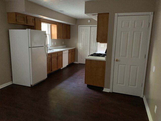 Primary Photo - 2 bed 1 bath duplex