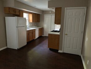 Building Photo - 2 bed 1 bath duplex