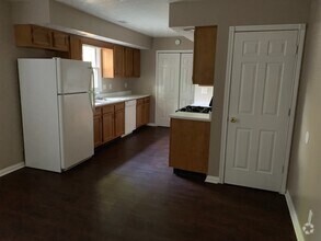 Building Photo - 2 bed 1 bath duplex