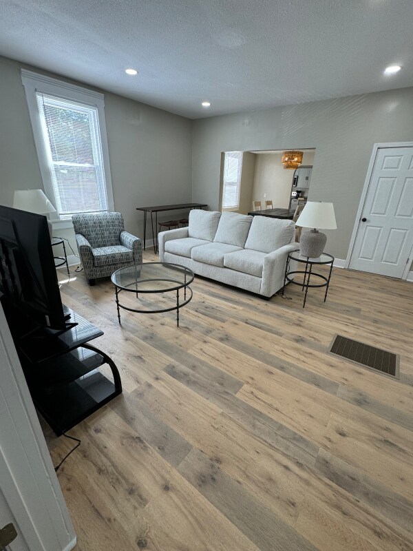 Building Photo - 900 Clarks Ln