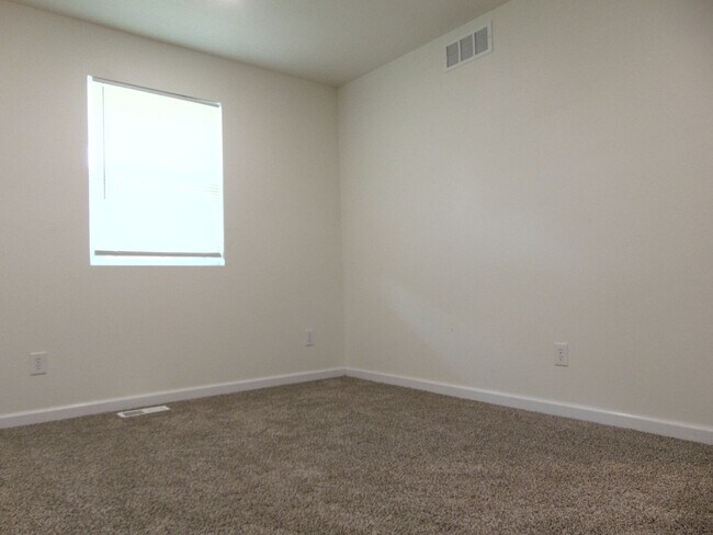 Building Photo - Newly Remodeled 4 Bed 2 Bath Duplex!